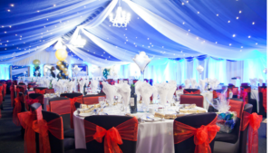 Table centres with snowballs and artificial snow for a Christmas party