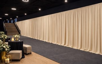 Beige wall drapes for an event. {{brizy_dc_image_alt imageSrc=